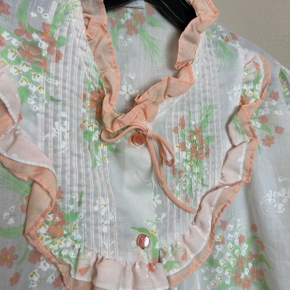 Vintage Robe Womens Small White Pink Floral Ruffle Pintuck Housecoat Cottagecore